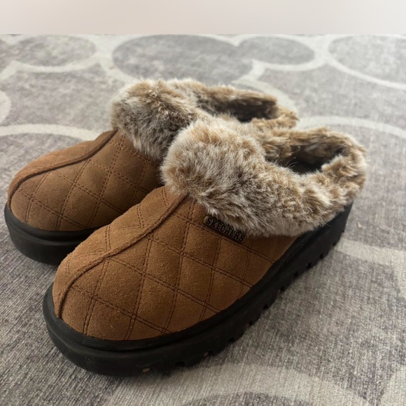Skechers Women's Tan Quilted Slippers - Picture 1 of 6